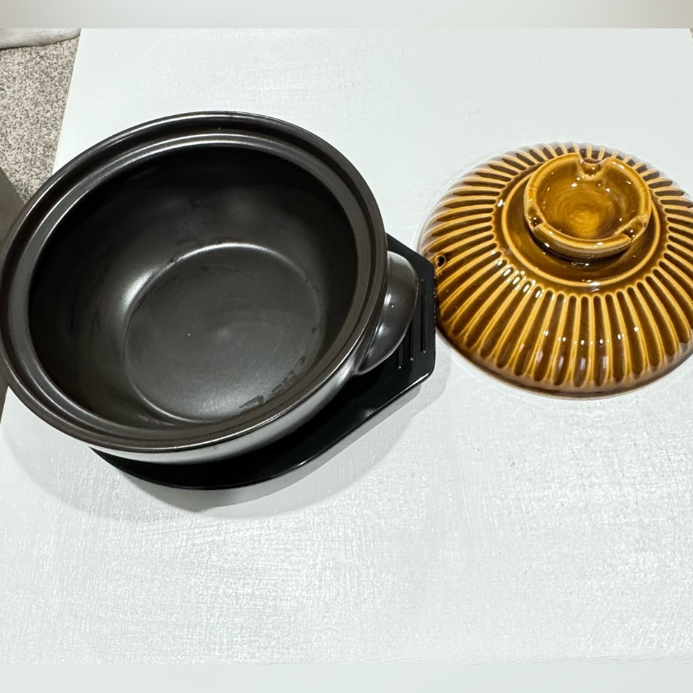Japanese ceramic pot with lid and handle for cooking in the kitchen. - Picture 3 of 6